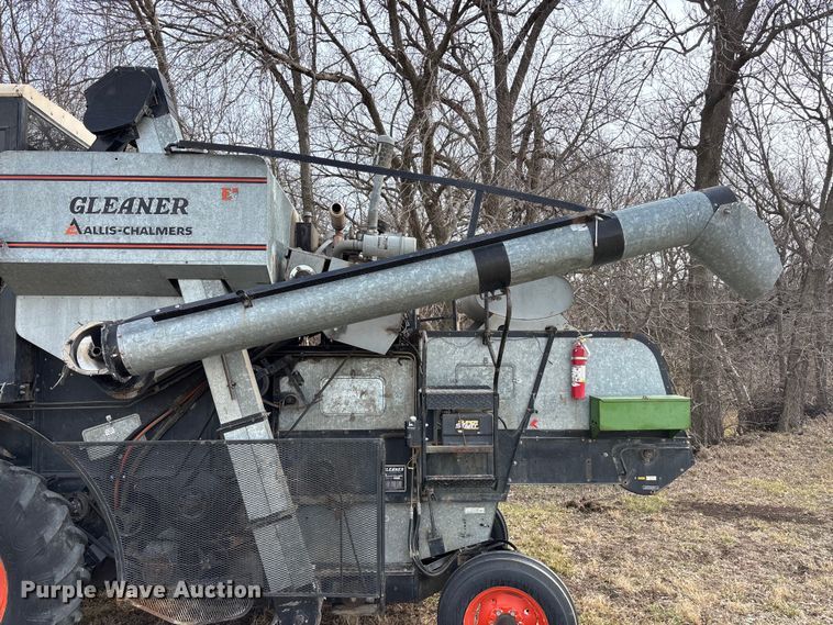 image for item FC1550 Gleaner EIII combine