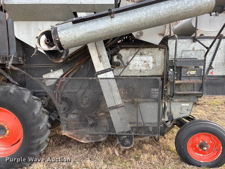 image for item FC1550 Gleaner EIII combine