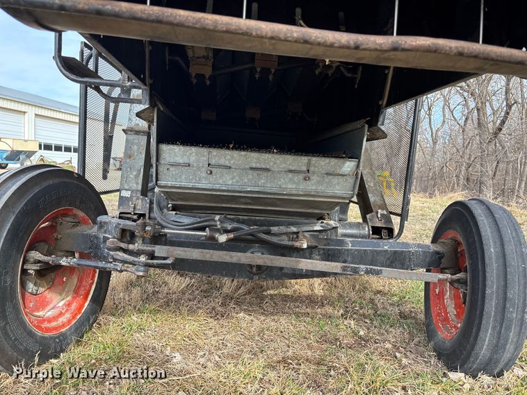image for item FC1550 Gleaner EIII combine