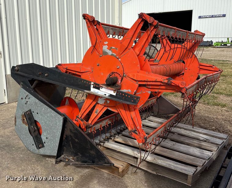 image for item FC1550 Gleaner EIII combine
