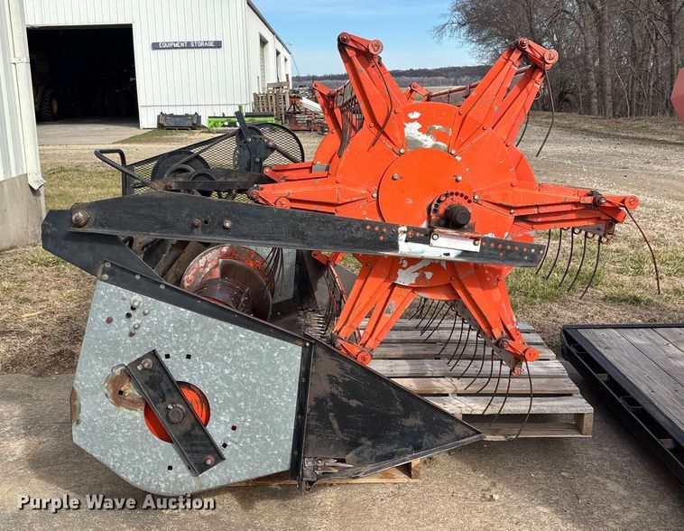 image for item FC1550 Gleaner EIII combine