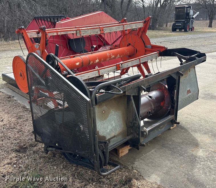 image for item FC1550 Gleaner EIII combine