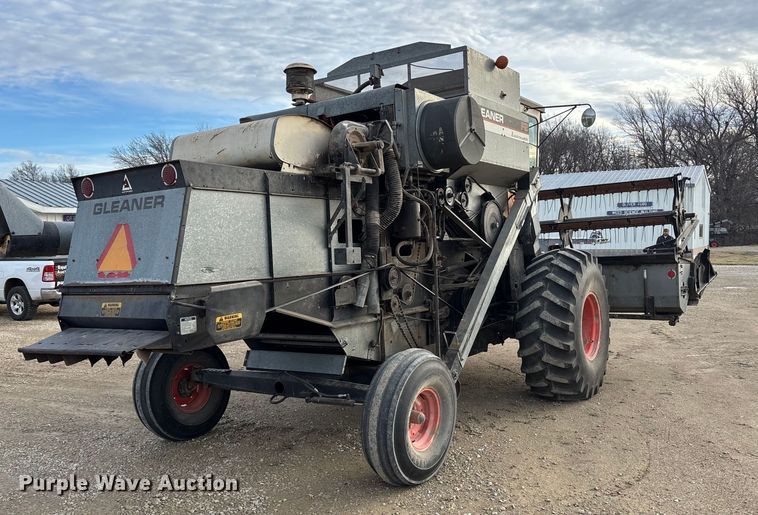 image for item FC1555 Gleaner F2 combine