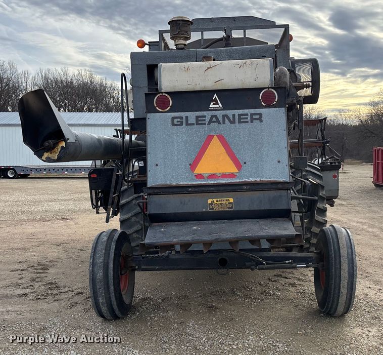 image for item FC1555 Gleaner F2 combine