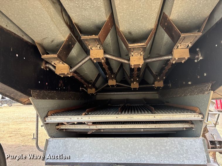 image for item FC1555 Gleaner F2 combine