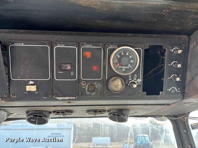 image for item FC1555 Gleaner F2 combine