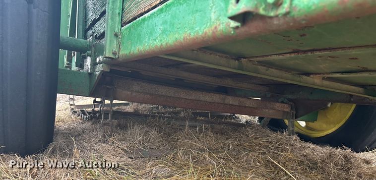 image for item FC1573 John Deere E0044 manure spreader