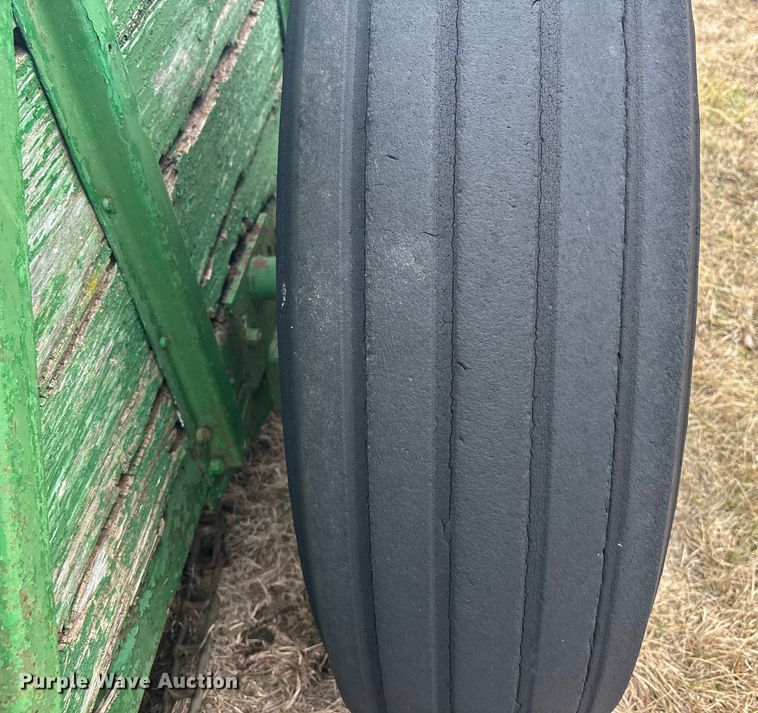 image for item FC1573 John Deere E0044 manure spreader