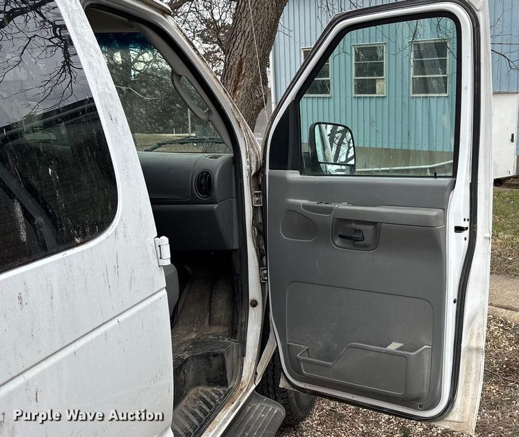 image for item FC1585 2003 Ford E350 Extended van