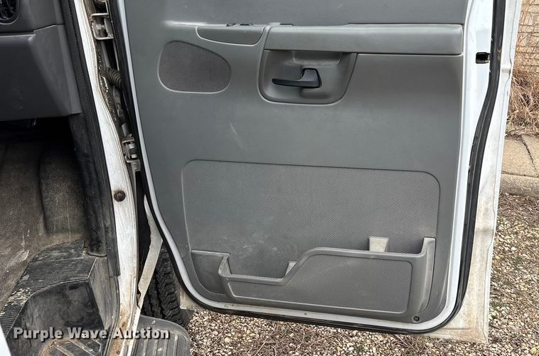 image for item FC1585 2003 Ford E350 Extended van