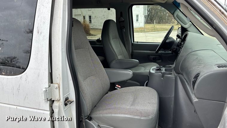 image for item FC1585 2003 Ford E350 Extended van