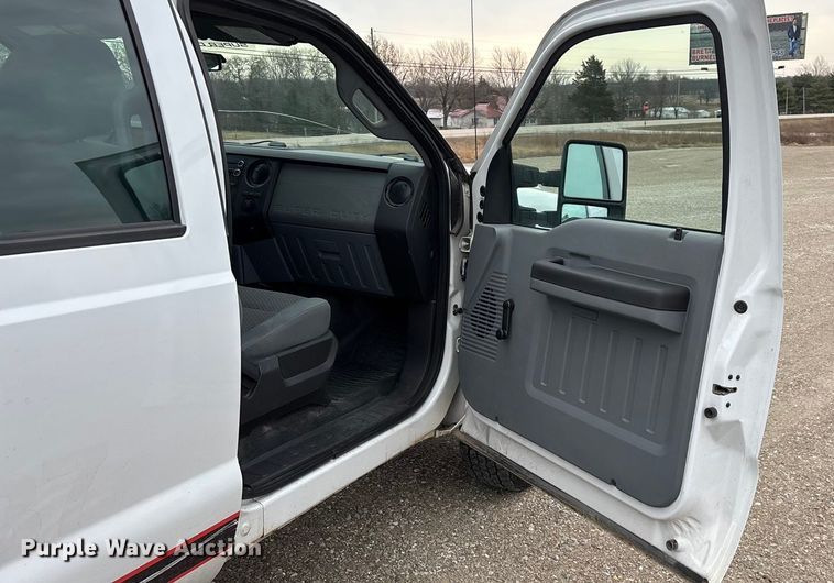 image for item FG0077 2011 Ford F350 Super Duty Crew Cab pickup truck