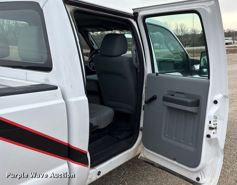 image for item FG0077 2011 Ford F350 Super Duty Crew Cab pickup truck