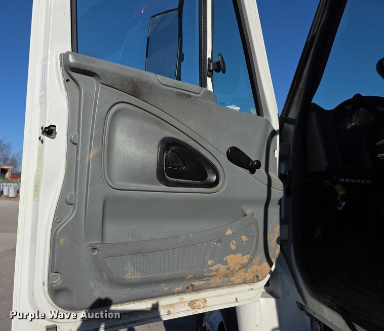 image for item FI0801 2007 International 4400 SBA crane truck