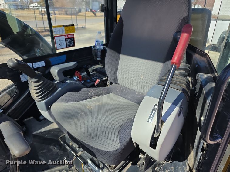 image for item FI0882 2017 John Deere 26G mini excavator