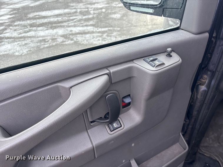 image for item FK1155 2005 GMC Savana van