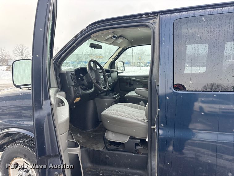 image for item FK1155 2005 GMC Savana van