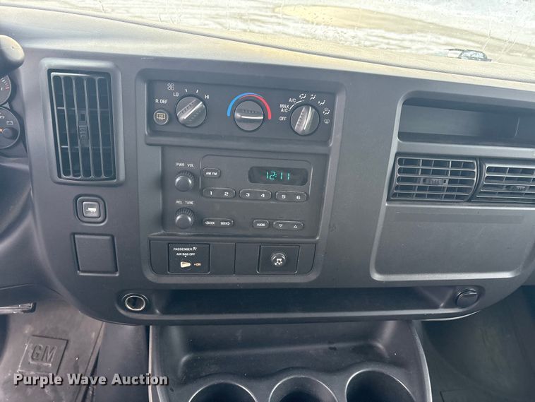 image for item FK1155 2005 GMC Savana van