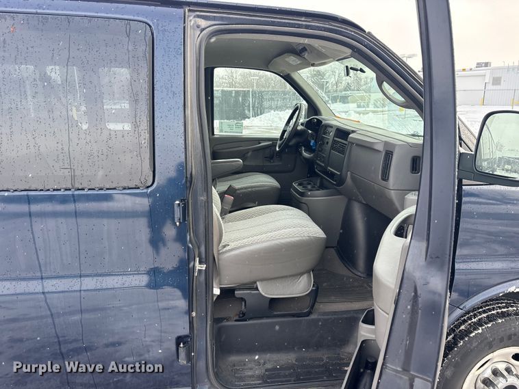 image for item FK1155 2005 GMC Savana van