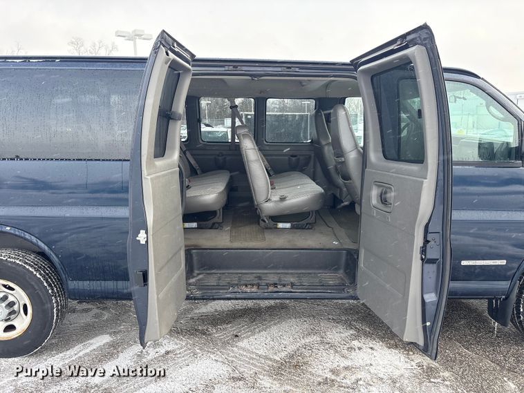 image for item FK1155 2005 GMC Savana van