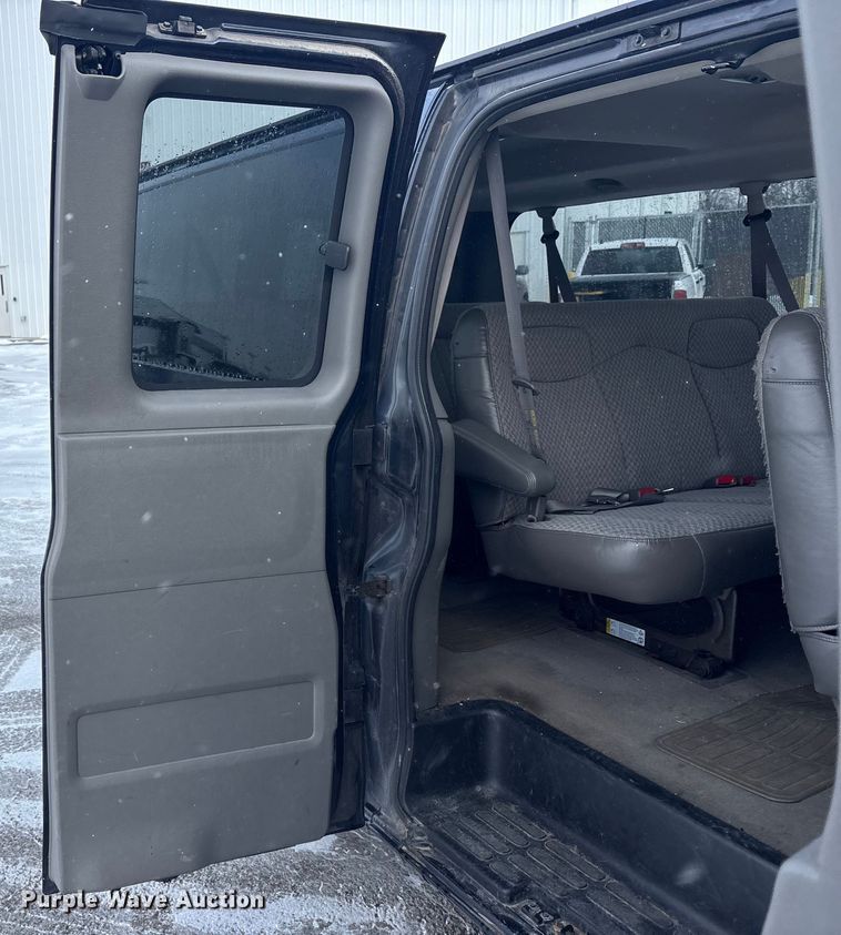 image for item FK1155 2005 GMC Savana van