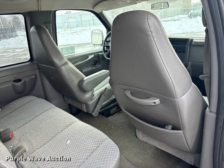 image for item FK1155 2005 GMC Savana van