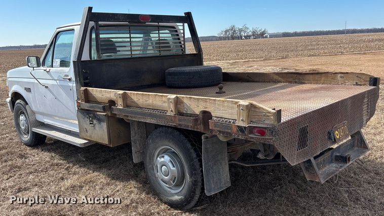 image for item FO3559 1994 Ford F250 XL flatbed pickup truck