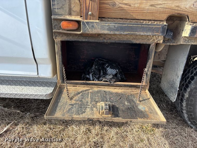 image for item FO3559 1994 Ford F250 XL flatbed pickup truck