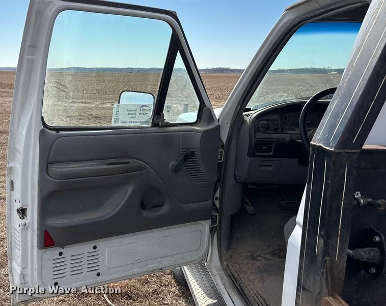 image for item FO3559 1994 Ford F250 XL flatbed pickup truck