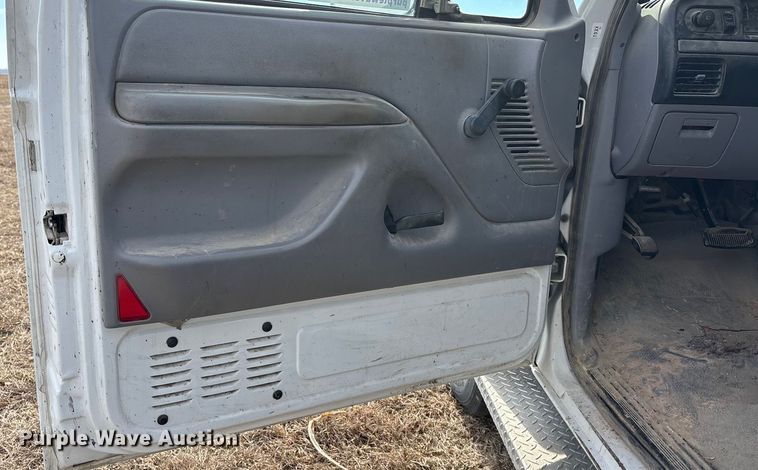 image for item FO3559 1994 Ford F250 XL flatbed pickup truck