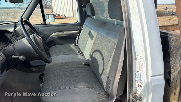 image for item FO3559 1994 Ford F250 XL flatbed pickup truck