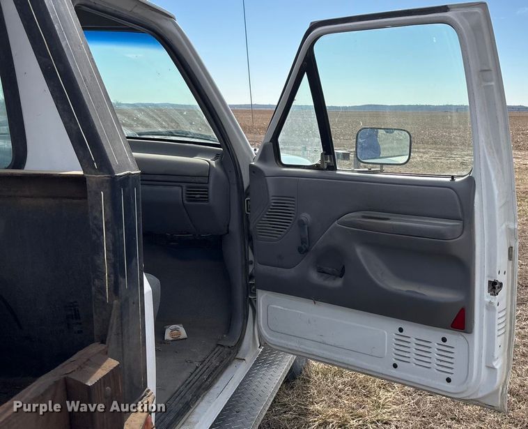 image for item FO3559 1994 Ford F250 XL flatbed pickup truck