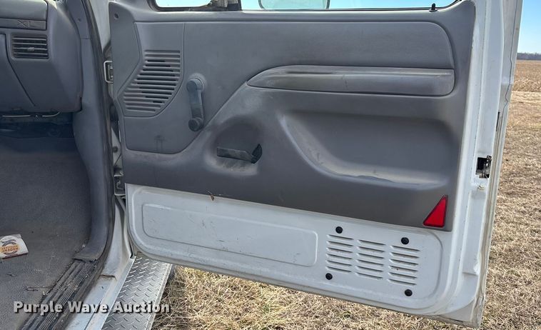 image for item FO3559 1994 Ford F250 XL flatbed pickup truck