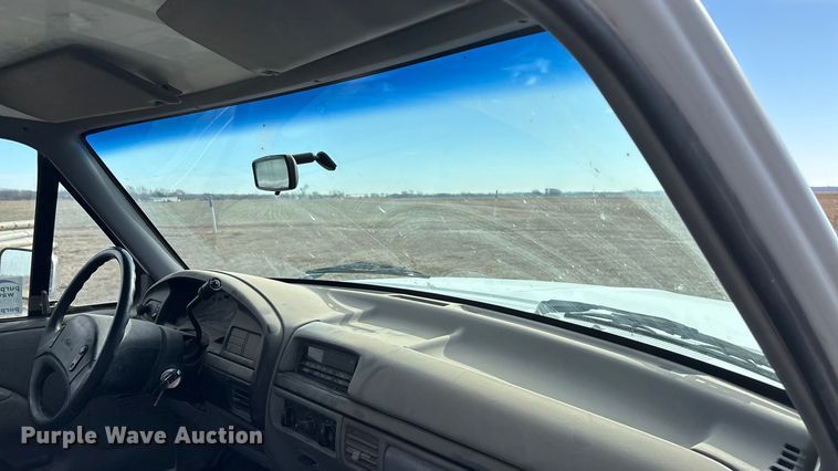 image for item FO3559 1994 Ford F250 XL flatbed pickup truck