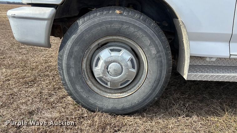 image for item FO3559 1994 Ford F250 XL flatbed pickup truck