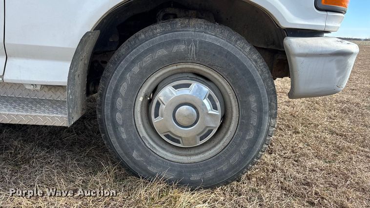 image for item FO3559 1994 Ford F250 XL flatbed pickup truck