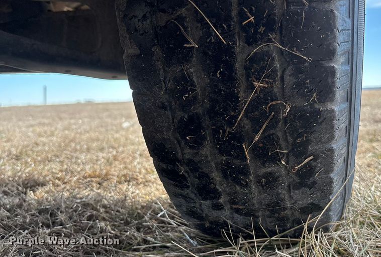 image for item FO3559 1994 Ford F250 XL flatbed pickup truck