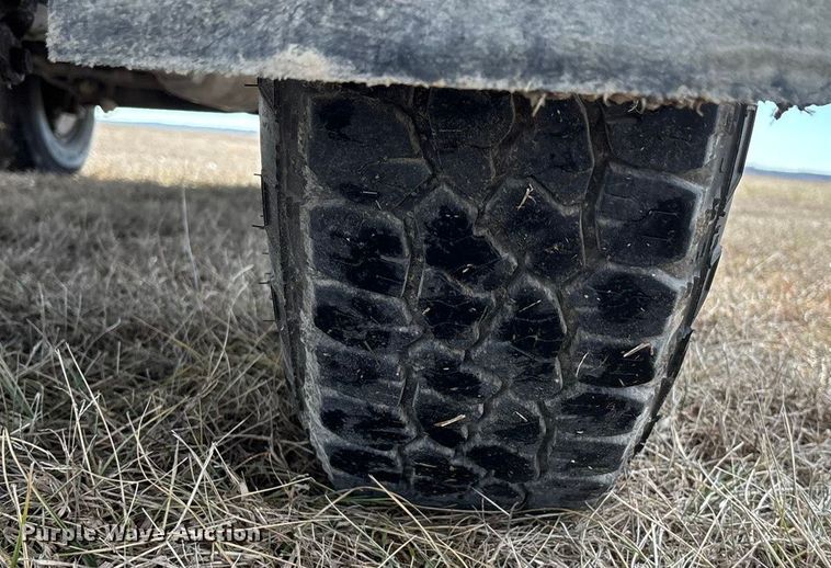 image for item FO3559 1994 Ford F250 XL flatbed pickup truck