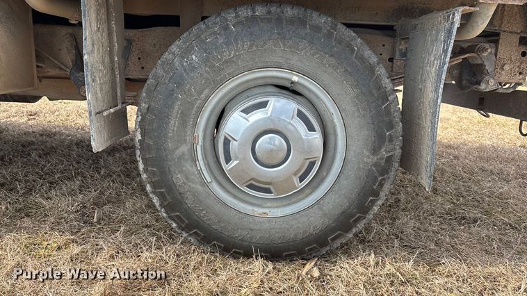 image for item FO3559 1994 Ford F250 XL flatbed pickup truck