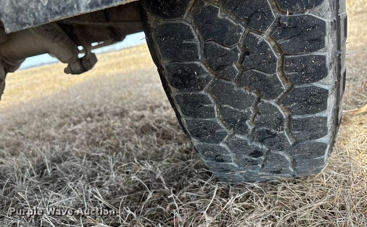 image for item FO3559 1994 Ford F250 XL flatbed pickup truck