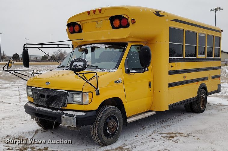 image for item IH9417 2002 BlueBird E450 school bus