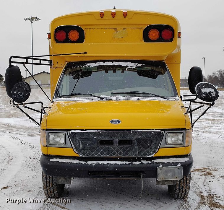 image for item IH9417 2002 BlueBird E450 school bus