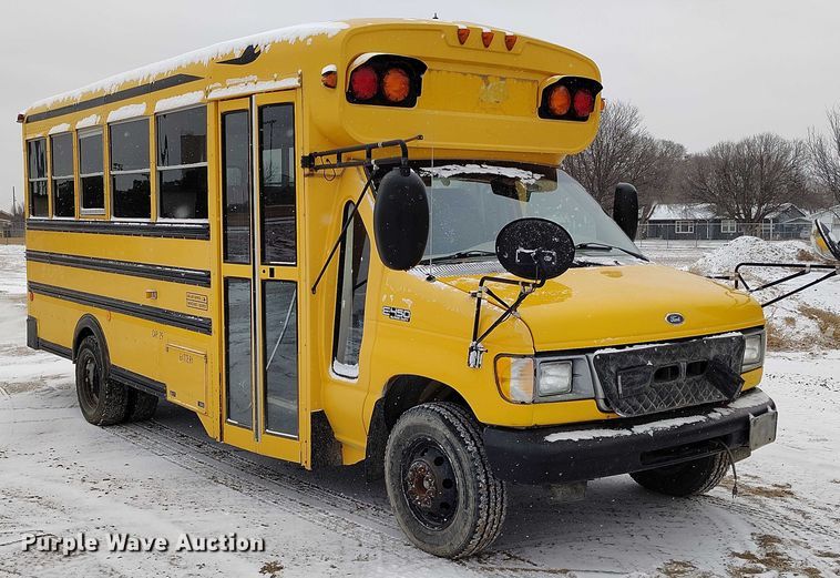 image for item IH9417 2002 BlueBird E450 school bus