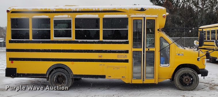 image for item IH9417 2002 BlueBird E450 school bus