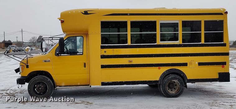 image for item IH9417 2002 BlueBird E450 school bus