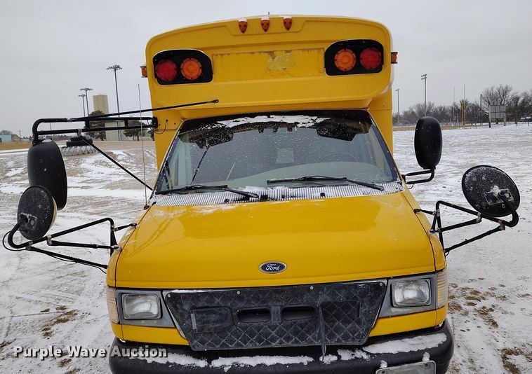 image for item IH9417 2002 BlueBird E450 school bus