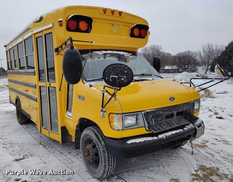 image for item IH9417 2002 BlueBird E450 school bus