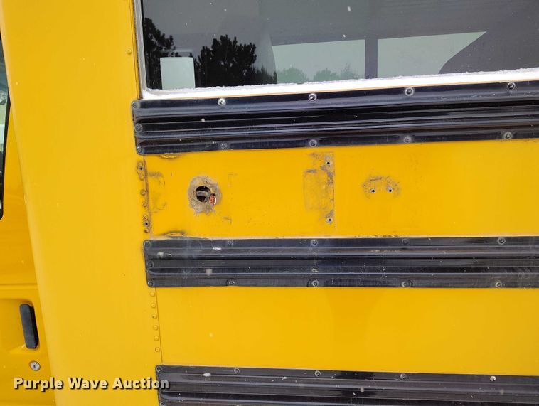 image for item IH9417 2002 BlueBird E450 school bus