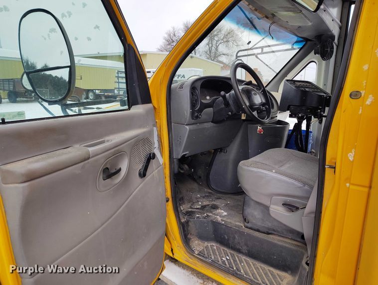 image for item IH9417 2002 BlueBird E450 school bus