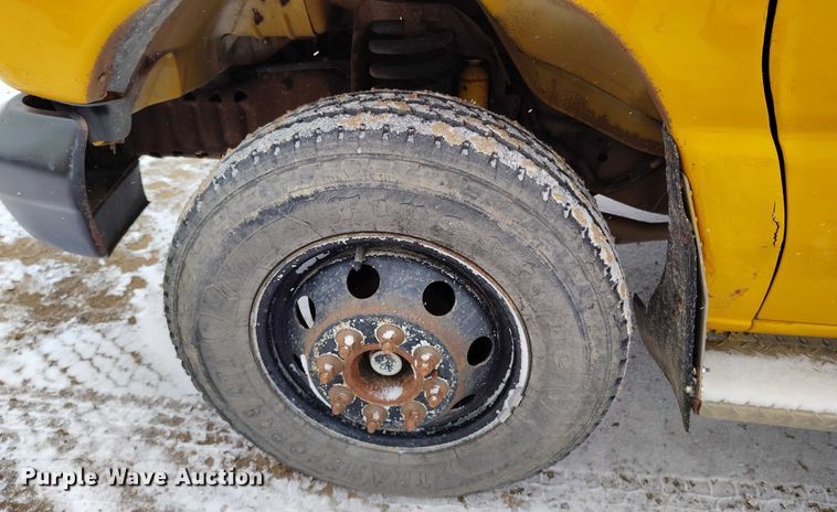 image for item IH9417 2002 BlueBird E450 school bus